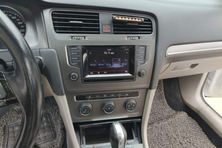 Used Volkswagen Golf 2015 1.4TSI Automatic Luxury Model Audio And AC Panel