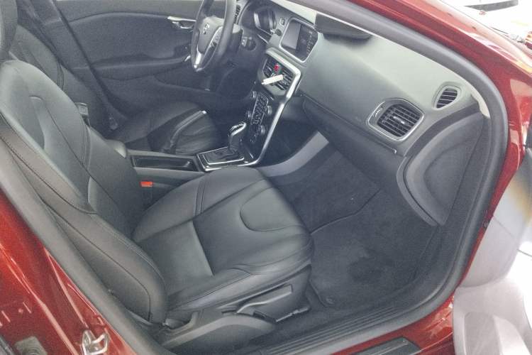 Used Volvo V40 2018 T3 Zhiyi Edition
