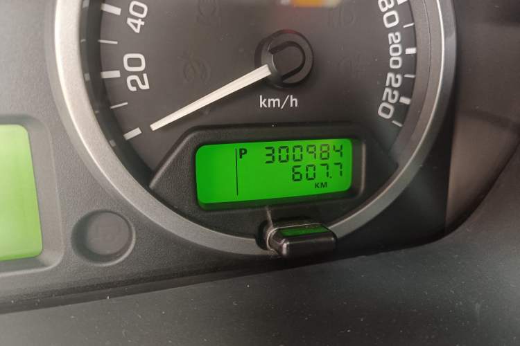 Used Land Rover Freelander 2 2011 3.2L China Red Limited Edition
