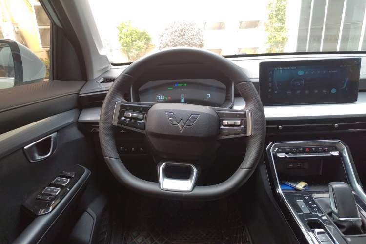 Used Wuling Asta 2022 2.0L DHT Electric-Speed Version
