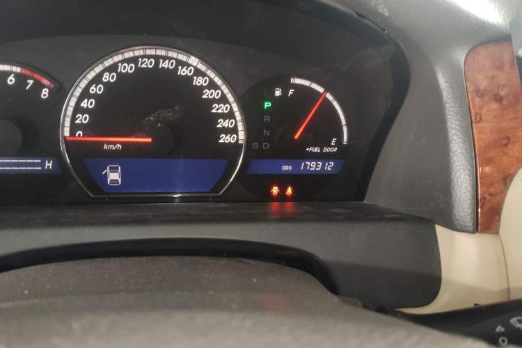 Used Toyota Crown 2007 2.5L Royal Special Edition Odometer Close Up