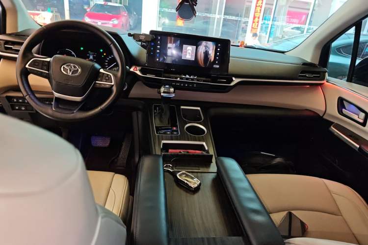 Used Toyota Sienna 2023 2.5L Hybrid Comfort Edition