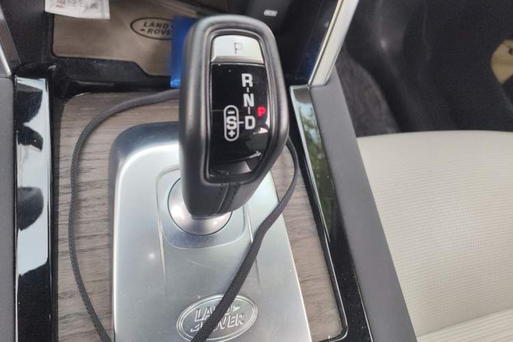 Used Land Rover Discovery Sport 2022 249 PS R-Dynamic SE Performance Tech Edition 5 Seats Gear Lever