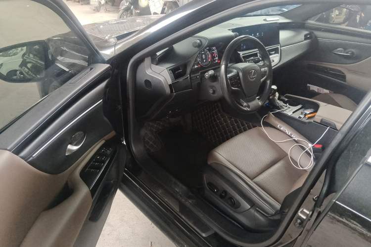 Used Lexus ES 2023 200 Excellence Edition
