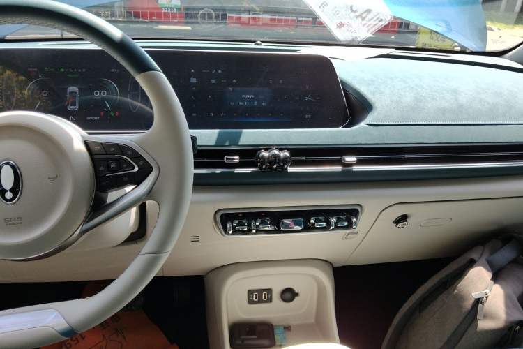 Used ORA Good Cat 2021 400km Standard Range Athena Edition Lithium-Ion Battery Audio And AC Panel