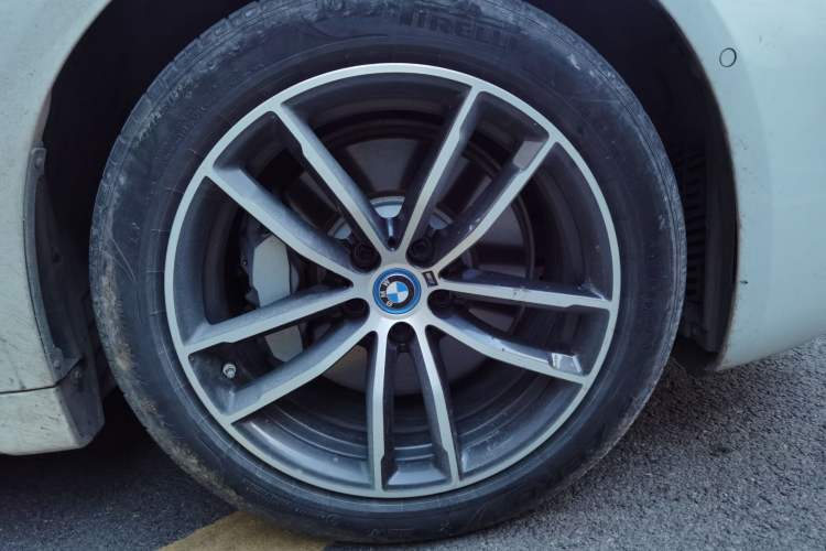 Used BMW 5 Series New Energy 2022 Restyled 535Le Pioneer Edition M Sport Package Right Front Wheel Hub