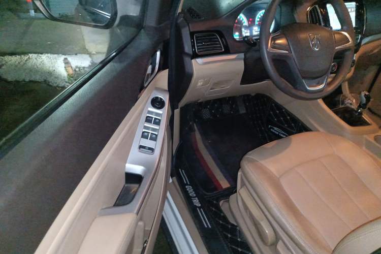 Used Baojun 730 2014 1.5L manual standard trim 7 seats Driver Seat