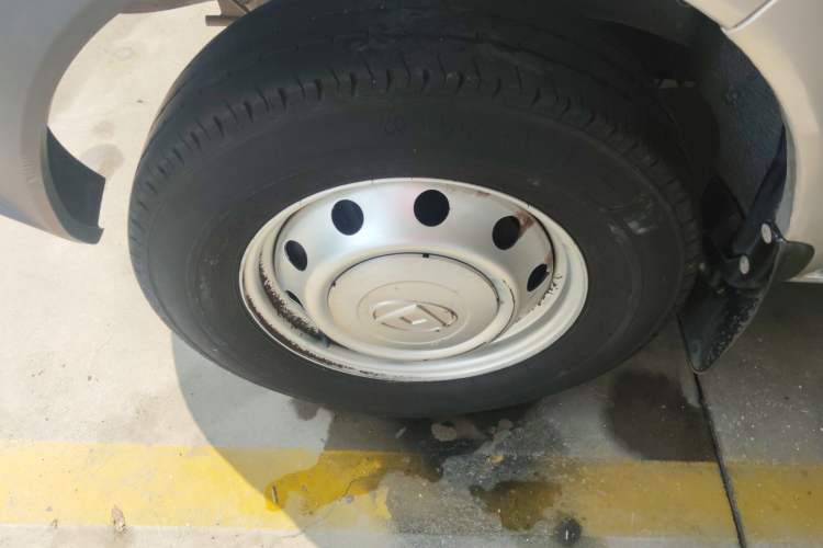 Used SAIC MAXUS Xintu V80 2019 2.5T Classic Edition 6-Speed Manual – Aoyuntong Modified Version Short Wheelbase Mid-Height Roof 5/6 Seats
