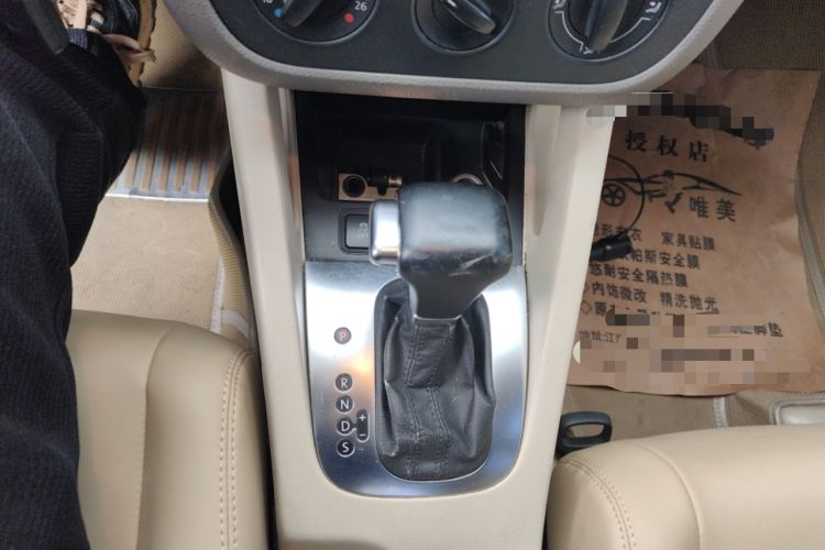 Used Volkswagen Sagitar 2009 1.6L Automatic Comfort Edition Gear Lever