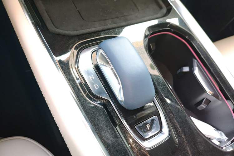 Used Zeekr 009 2024 7-Seater Walk-Through Version Four-Wheel Drive 108 kWh Gear Lever