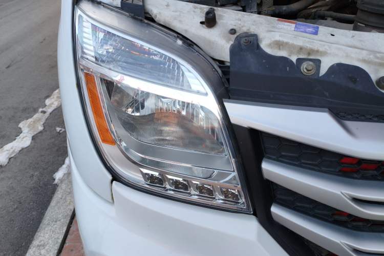 Used SAIC MAXUS Xintu V80 2018 2.5T AMT Aoyuntong Short Wheelbase Mid-Roof 5-6 Seater
