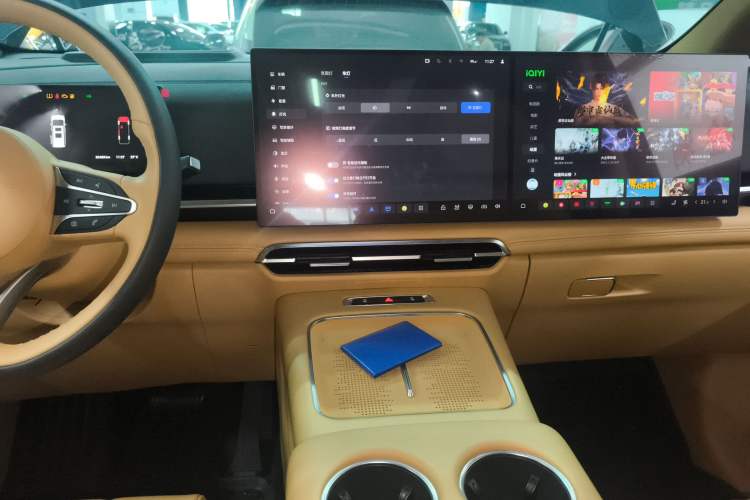 Used VOYAH Dream 2025 PHEV Four-Wheel Drive Prestige Kunpeng Edition Audio And AC Panel