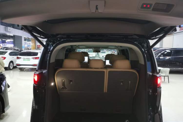 Used Denza D9 2022 DM-i 970 Four-Wheel Drive Flagship Model Trunk