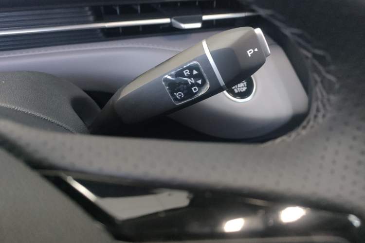 Used CHANGAN NEVO A05 2025 Truly Delicious Version 145 Excellence Edition Gear Lever