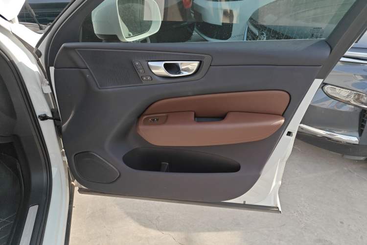 Used Volvo XC60 New Energy 2024 T8 Plug-in Hybrid Long-Range All-Wheel Drive Smart Luxury Edition
