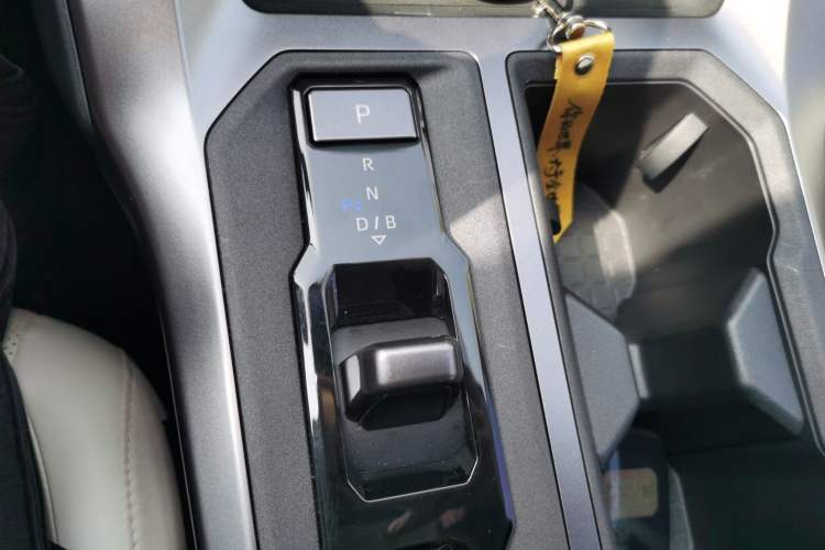 Used Toyota RAV4 2026 Model Dual-Engine 2.0L Two-Wheel Drive Luxury Edition Gear Lever