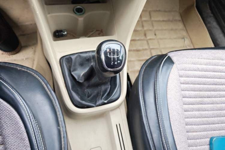 Used Skoda Rapid 2013 1.6L Manual Smart Selection Model Gear Lever