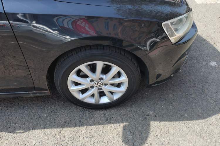 Used Volkswagen Sagitar 2012 1.4TSI Automatic Luxury Edition Right Front Wheel Hub