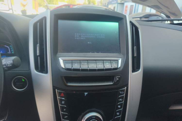 Used Luxgen U6 SUV 2014 2.0T ZhiZun Model Audio And AC Panel