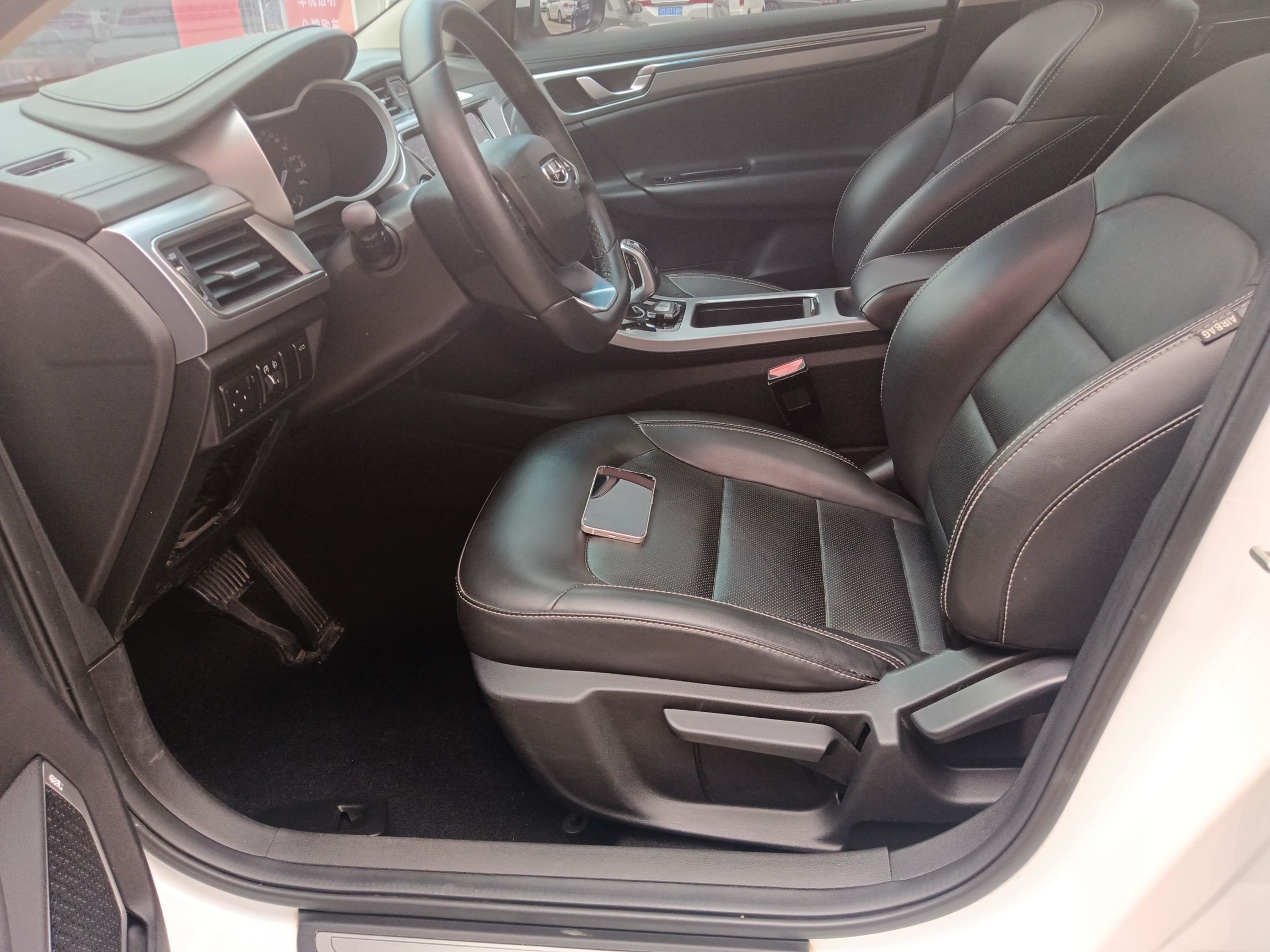 Переднее сиденье в автомобиле