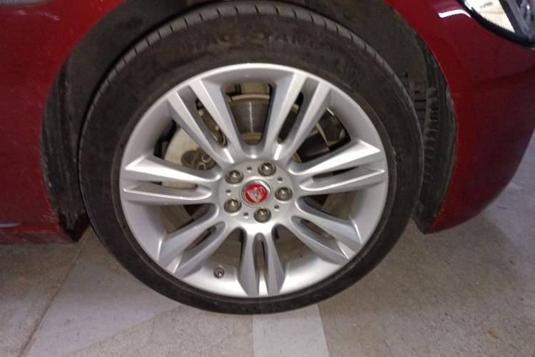 Used Jaguar XEL 2019 2.0T 200 PS Deluxe Edition Right Front Wheel Hub