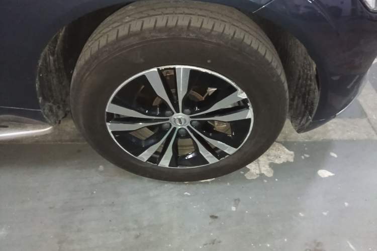 Used Volvo XC60 2023 B5 4x4 Smart Luxury Edition Right Front Wheel Hub