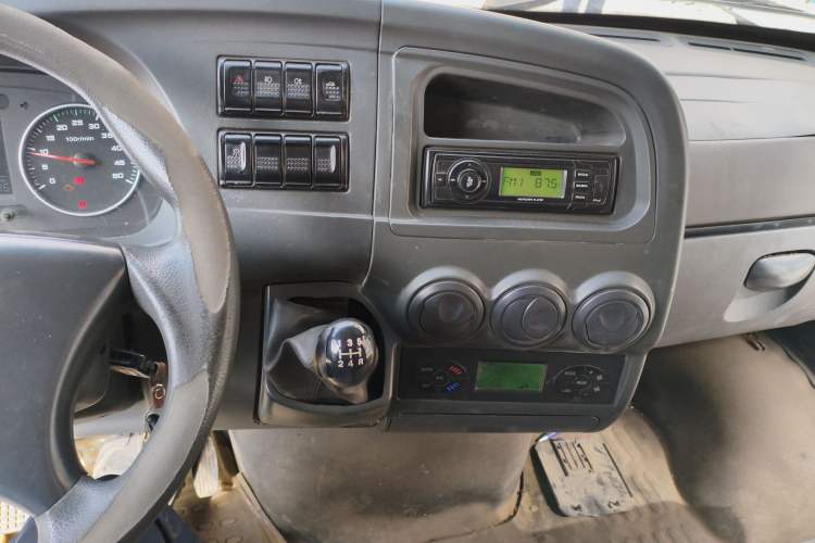 Used Iveco Power Daily 2017 2.5T Deluxe A32 Mid-Roof 5-7 Seater 47Z5 Passenger Van Audio And AC Panel