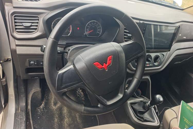 Used Wuling Hongguang V 2022 1.5L Jingqu Edition Enclosed-Window Vehicle with Hydraulic Power Steering LAR Steering Wheel