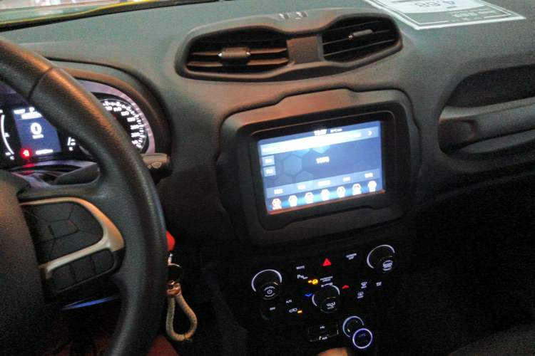 Used Jeep Renegade 2018 Connected Large Screen Version 180T Automatic High-Energy Edition Audio And AC Panel