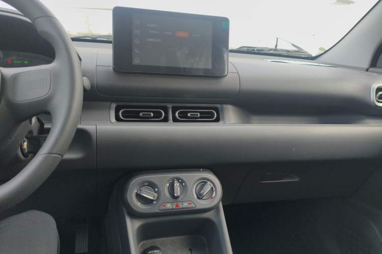 Used Wuling Hongguang New Energy 2025 Model Range-Extending Hybrid 150KM Standard Edition Audio And AC Panel