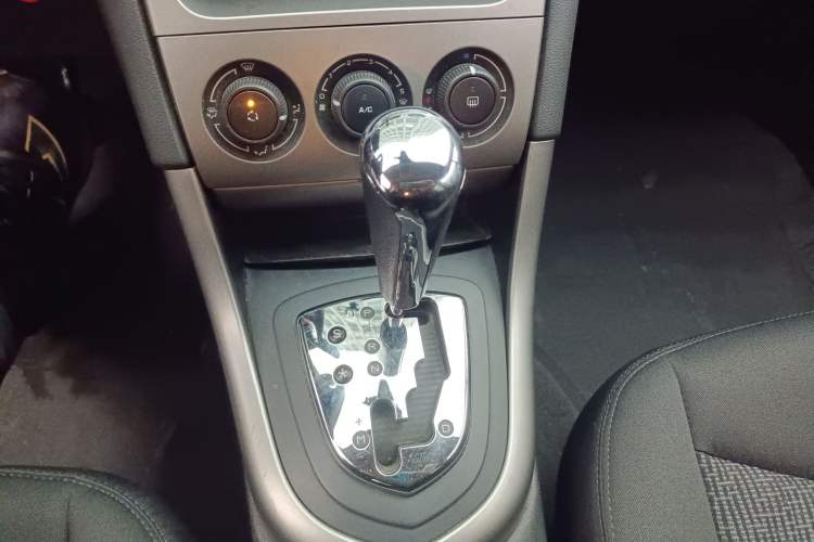 Used Peugeot 408 2011 2.0L Automatic Comfort Edition Gear Lever