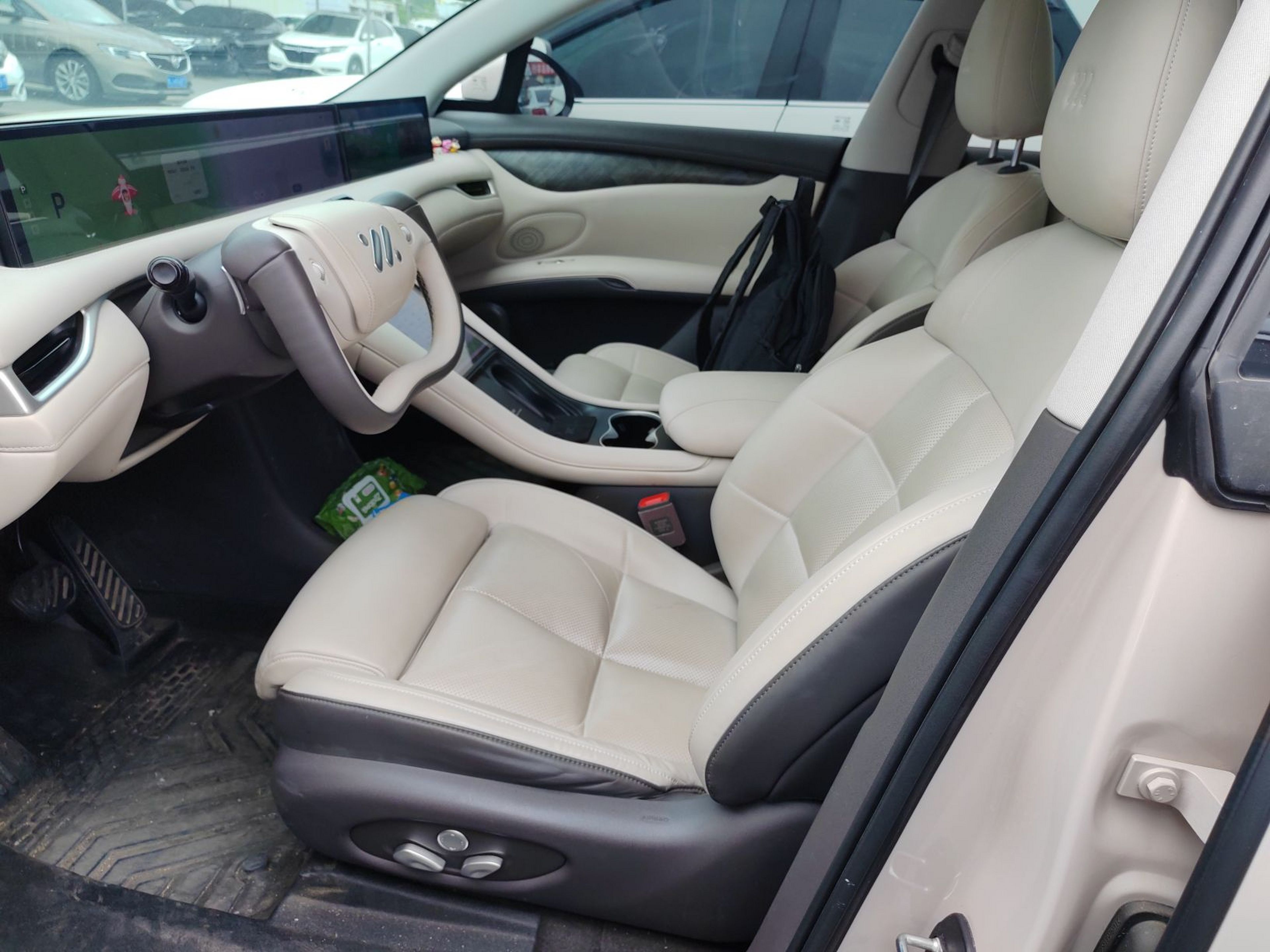 المقاعد الأمامية داخل السيارة