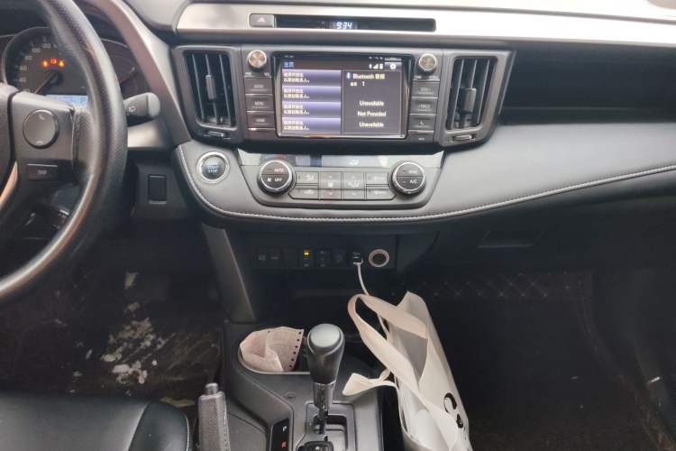 Used Toyota RAV4 2019 2.0L CVT Two-Wheel Drive Luxury Version China VI Standard