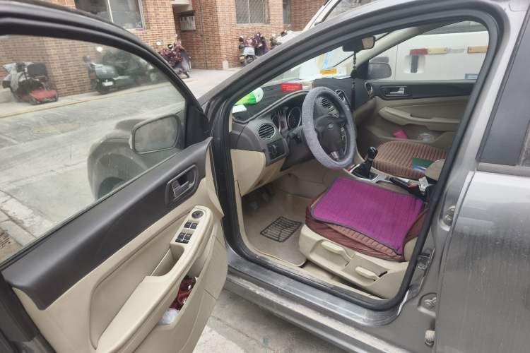 Used Ford Focus 2013 Hatchback Classic 1.8L Manual Fashion Edition
