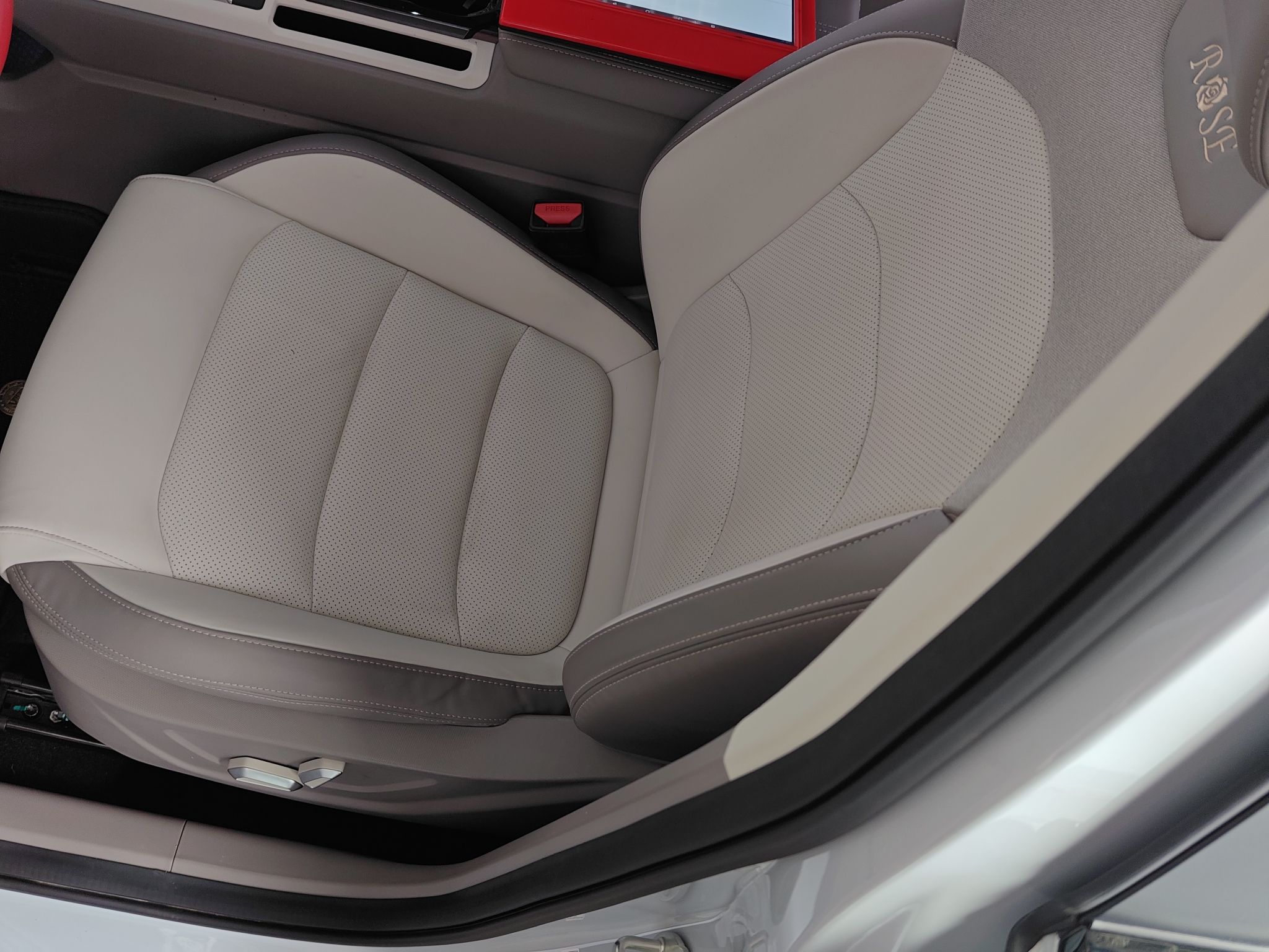 المقاعد الأمامية داخل السيارة