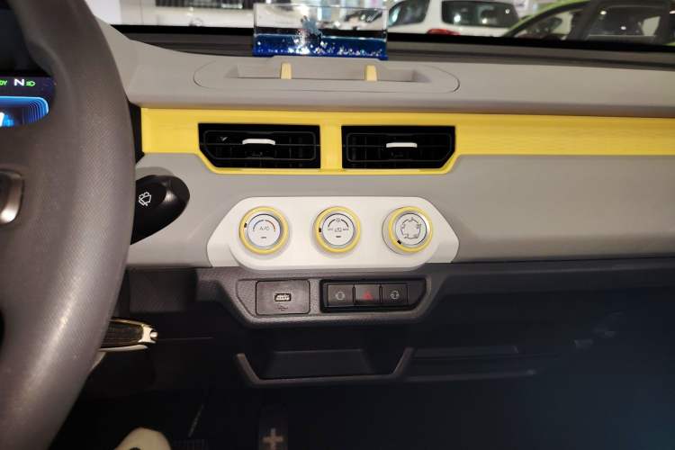 Used Chery New Energy QQ Ice Cream 2022 170km Sundae Phosphate Lithium-Ion