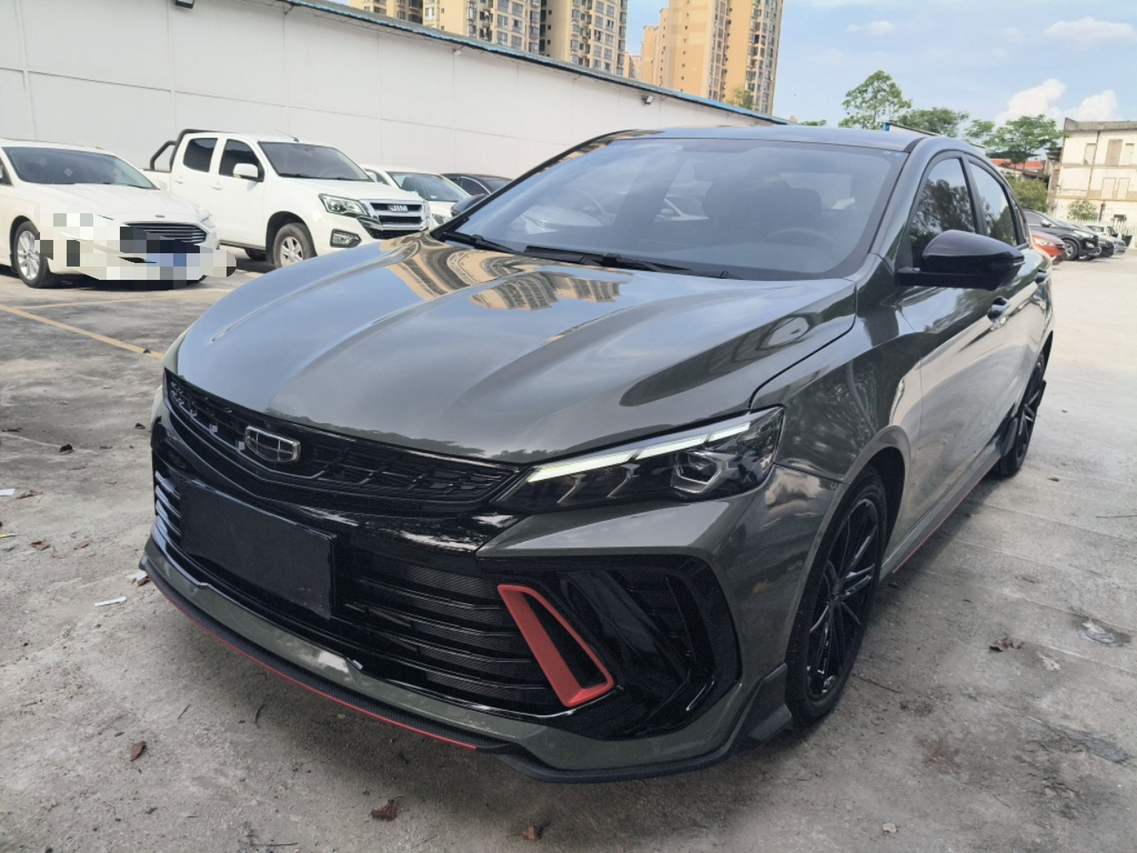 Под передней частью автомобиля