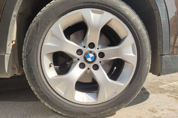 Used BMW X1 2012 sDrive18i Fashion Model Right Front Wheel Hub