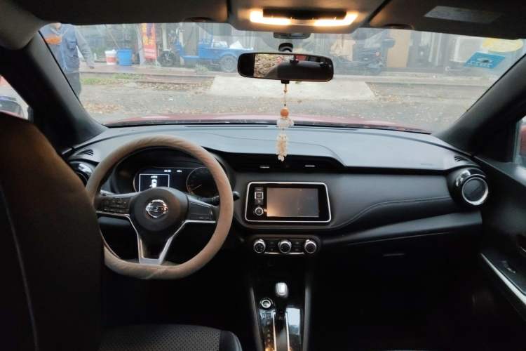 Used Nissan Kicks 2017 1.5L CVT Smart Drive Edition Center Console