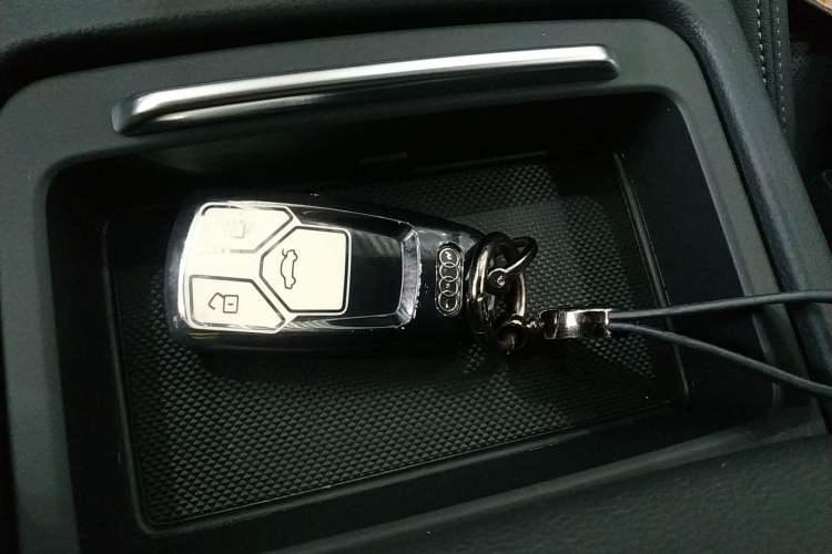 Used Audi Q5L 2022 40T Fashionable and Elegant Model Vehicle Key
