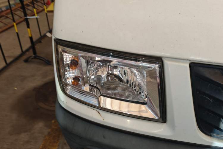 Used Iveco Daily 2017 2.8T V35 Box Truck 3 Seats 43S5
