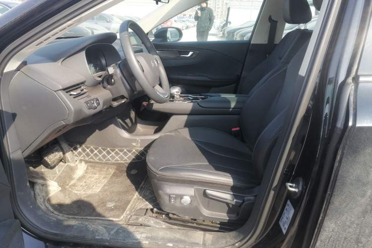 Used Hongqi E-QM5 2022 431 km Charge & Enjoy Edition