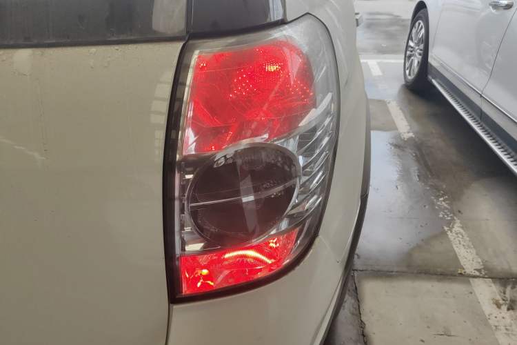 Used Chevrolet Captiva 2014 2.4L Two-Wheel Drive Urban Version 7 Seats Right Rear Taillight