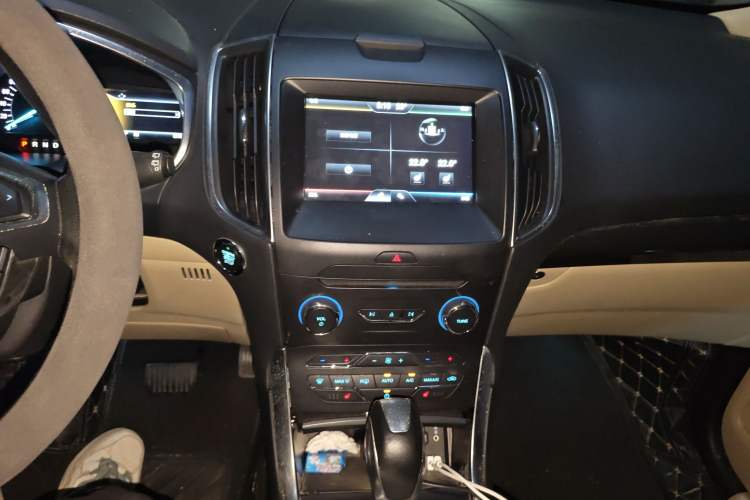 Used Ford Edge 2015 2.0T GTDi Two-Wheel-Drive High-Line Version
