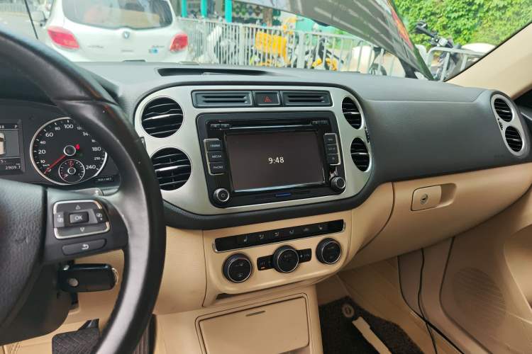 Used Volkswagen Tiguan 2013 1.8 TSI Automatic All-Wheel Drive Luxury Model Audio And AC Panel