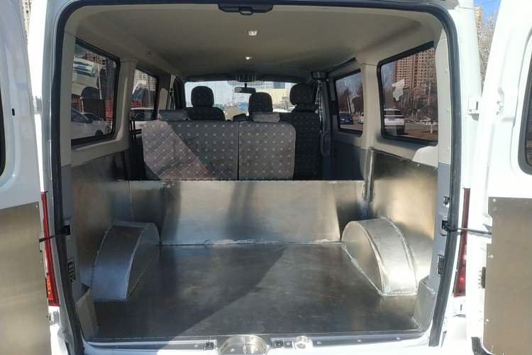 Used SAIC MAXUS Xintu V80 2025 PRO Aoyuntong 2.0T Manual Short Wheelbase Ultra-Low Roof 5/6-Seater
