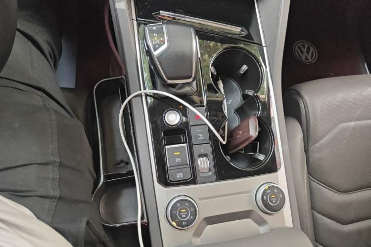 Used Volkswagen Touareg 2021 3.0 TSI Luxury Edition Black Diamond Sport Package Gear Lever