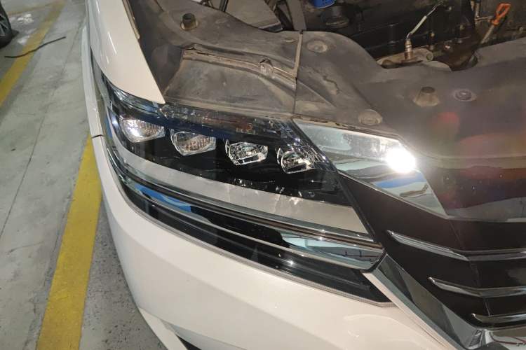 Used Honda Elysion 2016 2.4L Supreme Edition Right Front Headlight