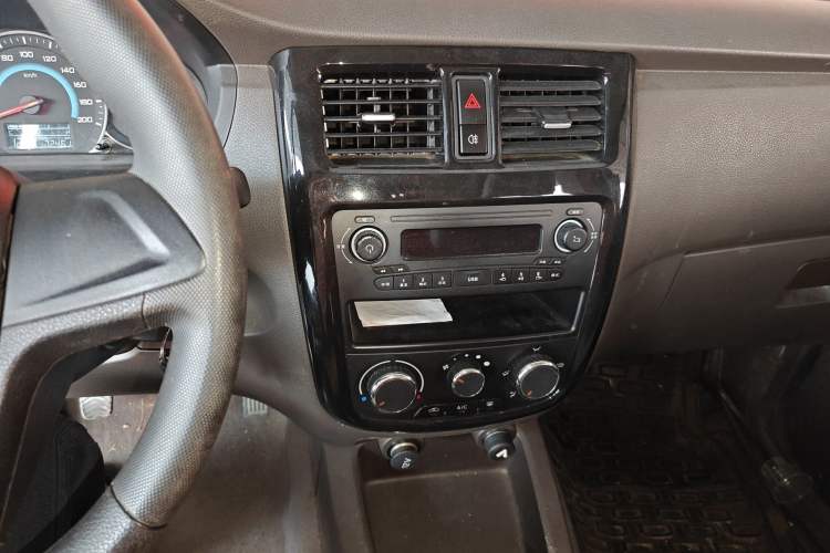 Used Wuling Rongguang V 2019 1.5L Standard Version China VI LAR Audio And AC Panel