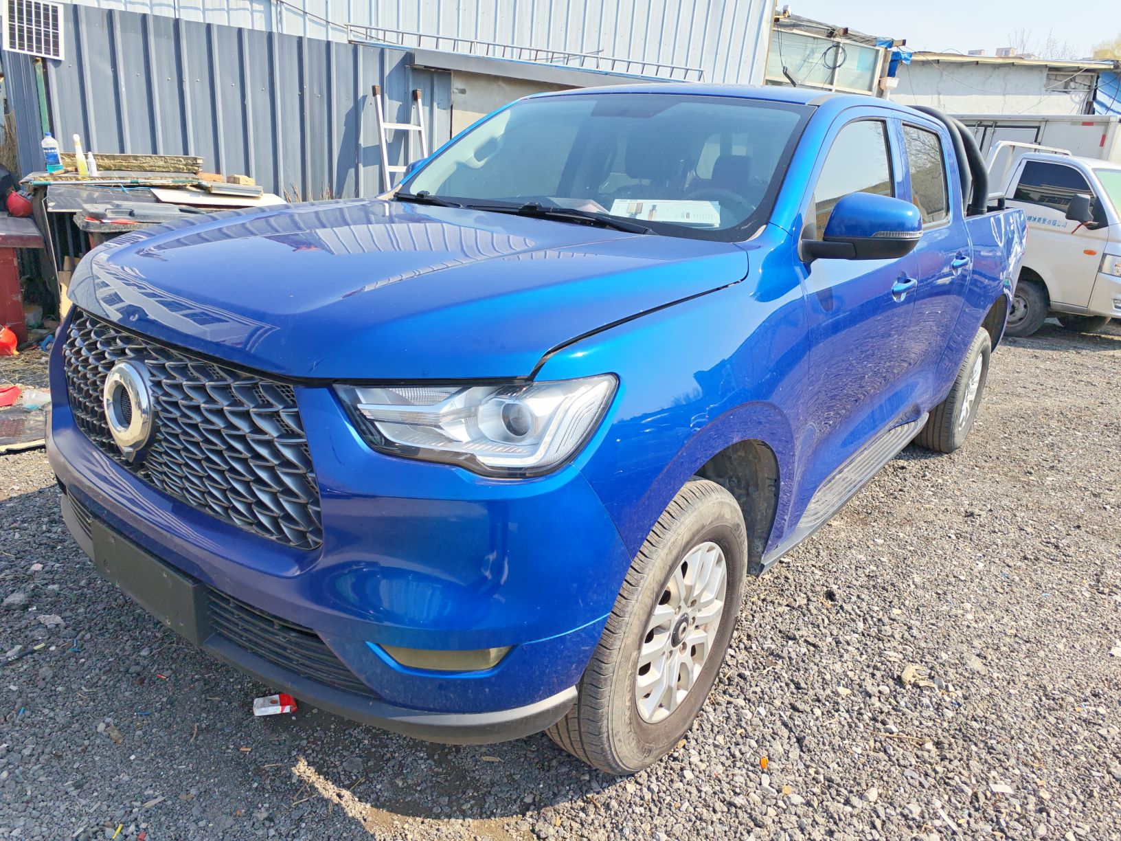 Под передней частью автомобиля